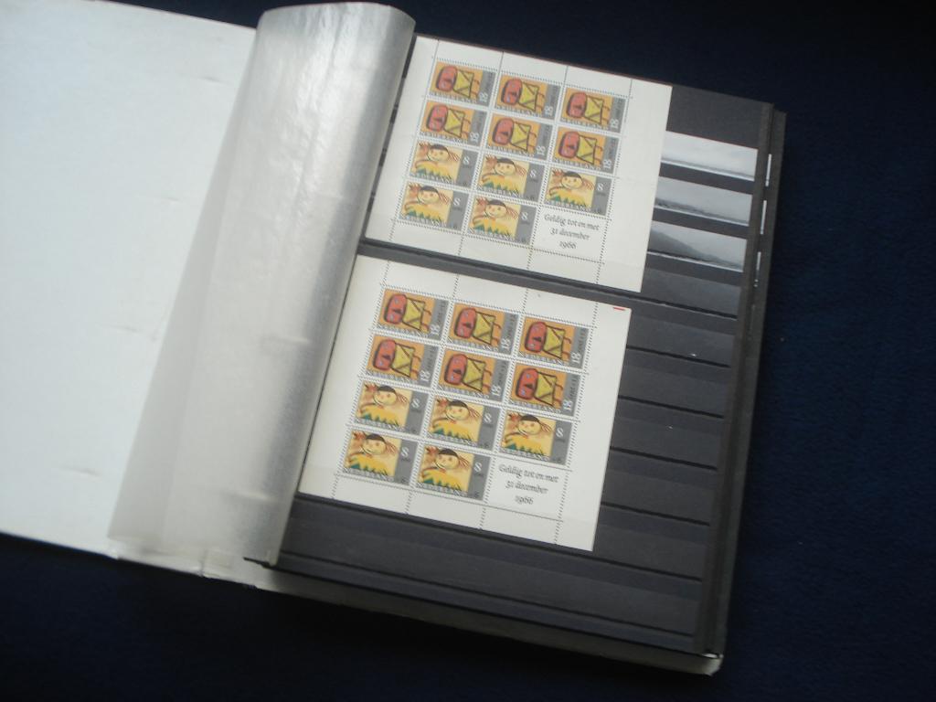 Album met 117 Nederlandse Blokken postfris., Ophalen of Verzenden, Na 1940, Postfris
