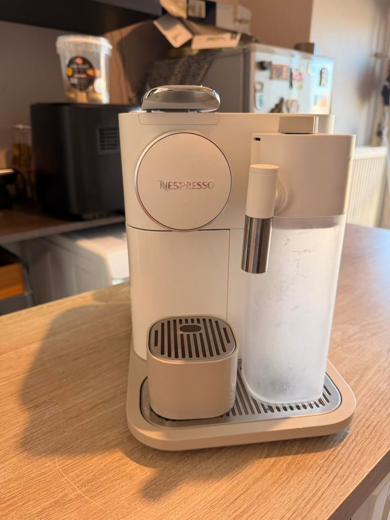 Nespresso Lattissima One - Zo goed als nieuw!, Witgoed en Apparatuur, Koffiezetapparaten, 10 kopjes of meer, Koffiemachine, Ophalen of Verzenden