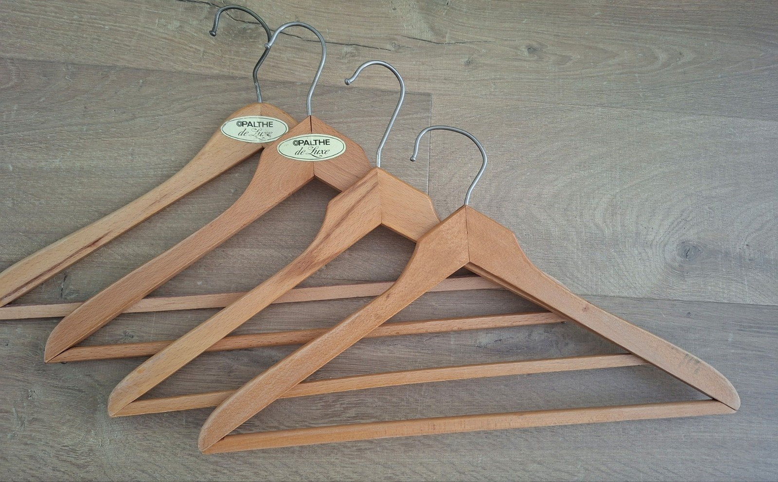 4 Houten Kleerhangers, Kleding | Dames, Kledinghangers, Ophalen of Verzenden, Gebruikt, Hout, Volwassenen