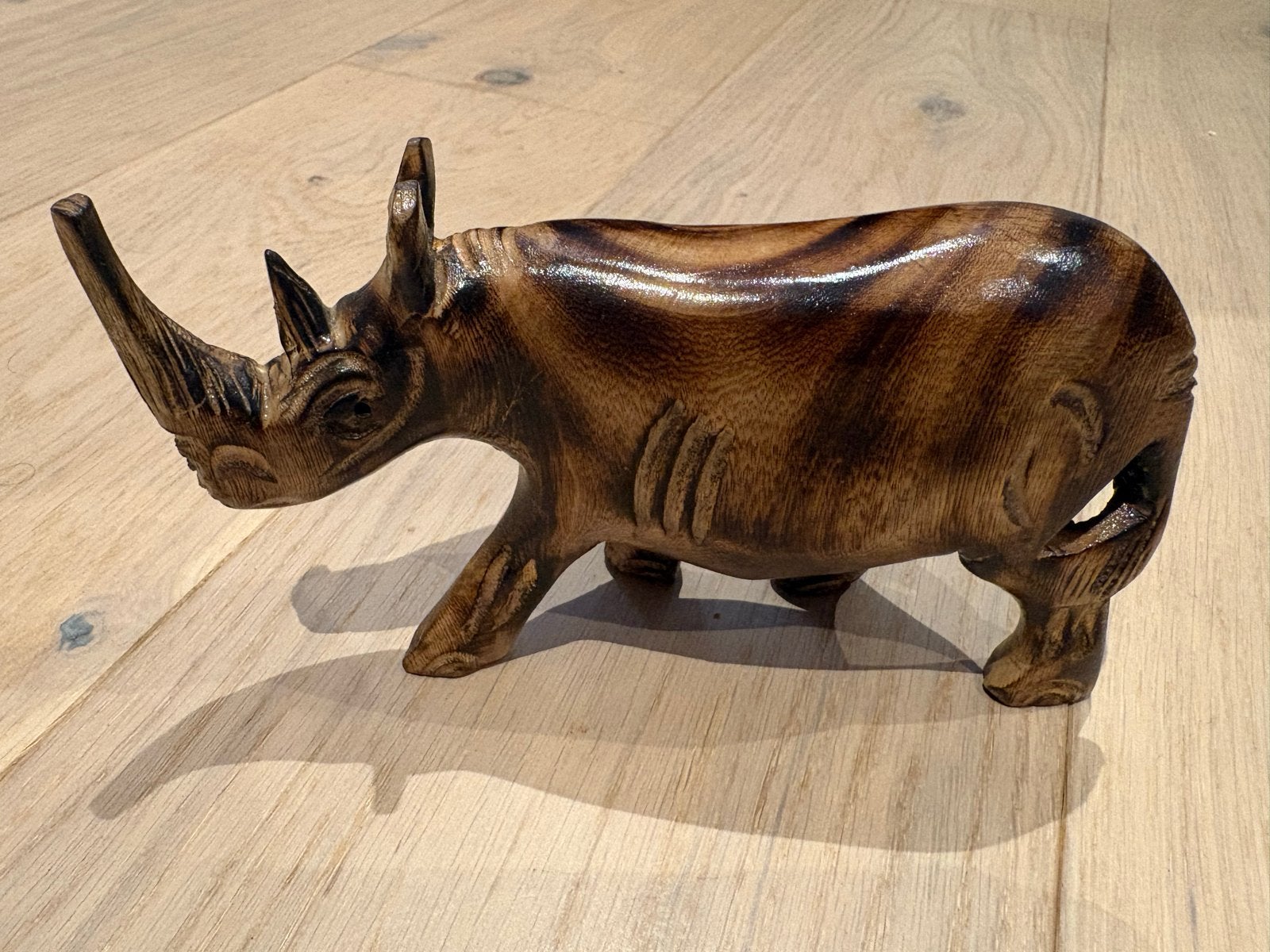 Houten neushoorn beeldje - Handgesneden decoratie uit Kenia, Antiek en Kunst, Ophalen of Verzenden