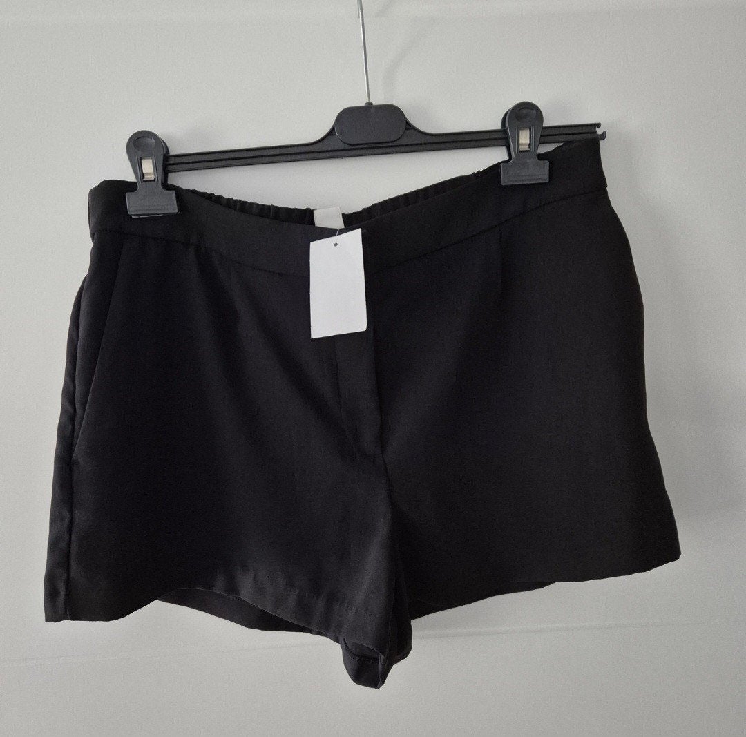 Nieuwe zwarte short H&M maat 44 - Zomer/Casual, H&M, Ophalen of Verzenden, Nieuw, Maat 46/48 (XL) of groter