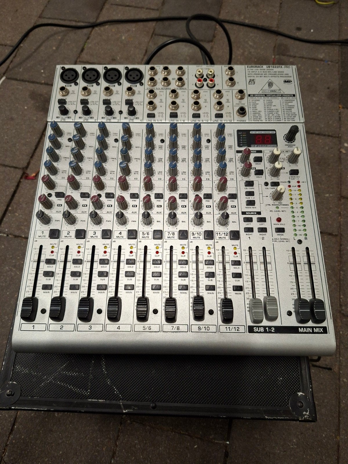 Behringer Eurorack UB1622FX-PRO Mengpaneel, Ophalen, Gebruikt, 10 tot 20 kanalen, Microfooningang