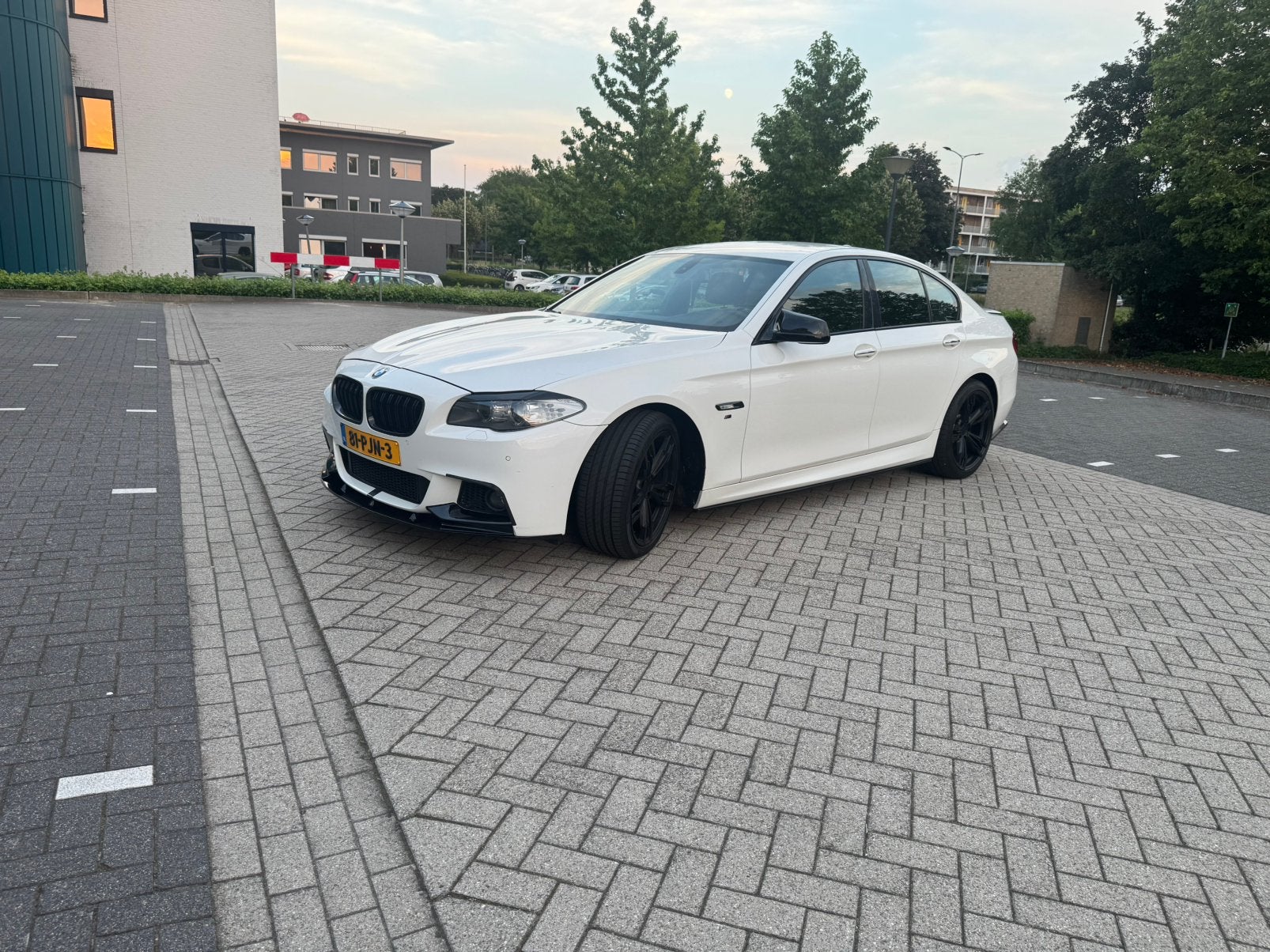 BMW 5-Serie 3.0 I 523 AUT 2011 Wit, Auto's, BMW, Achterwielaandrijving, Zwart, 2000 kg, Origineel Nederlands