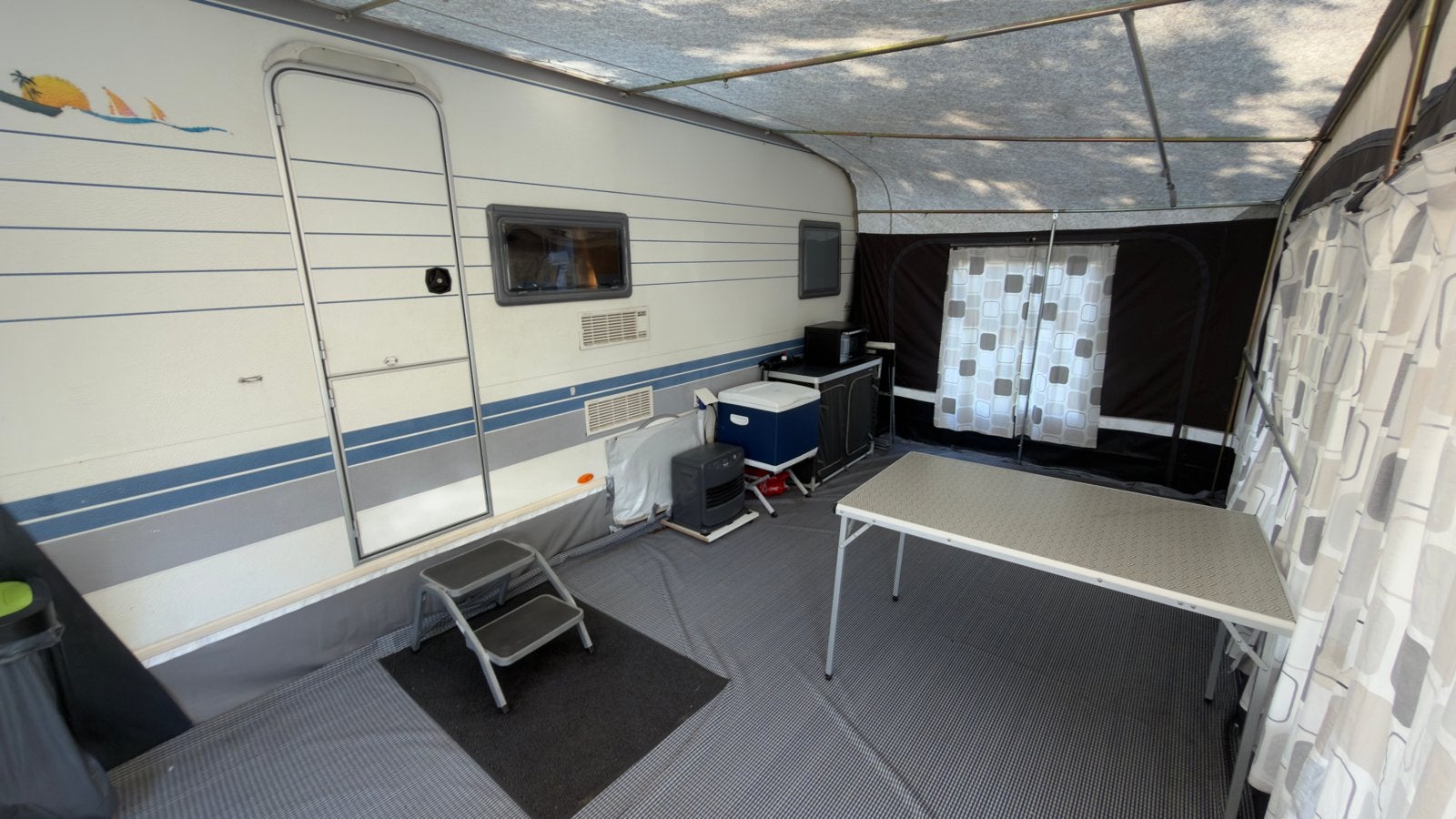 Hobby 500 KMFE UIT 2001 INCLUSIEF SEIZOENSPLEK HET GROTE BOS, Caravans en Kamperen, Hobby, Treinzit, Particulier, Luifel