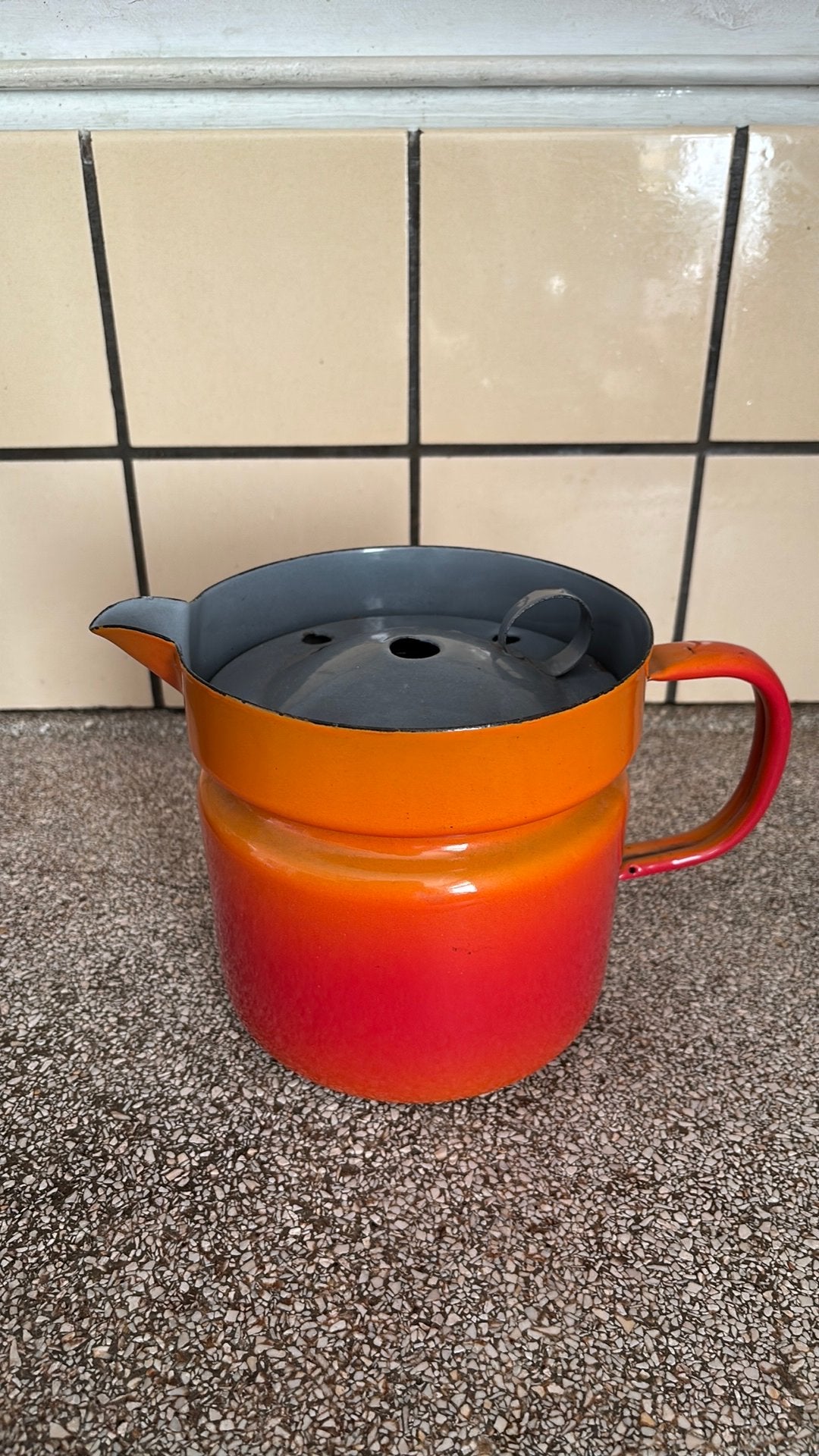 Geëmailleerde oranje Melkkoker met deksel, merk Luma., Ophalen