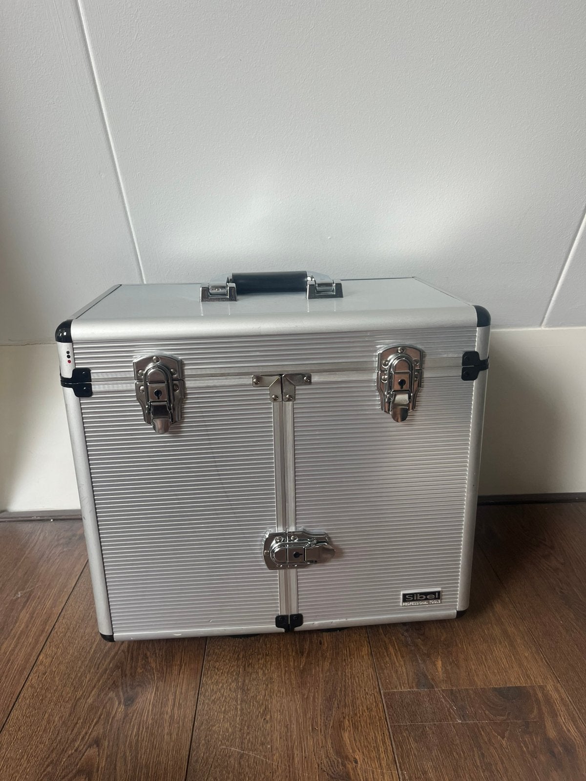 Te koop Sibel kappers koffer, Sieraden, Tassen en Uiterlijk, Beautycases, Ophalen of Verzenden, Zo goed als nieuw, Grijs