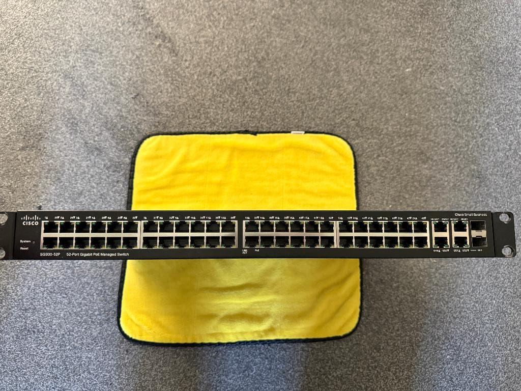 Cisco SG300-52P 52-Port Gigabit PoE Managed Switch, Computers en Software, Netwerk switches, Ophalen of Verzenden, Zo goed als nieuw