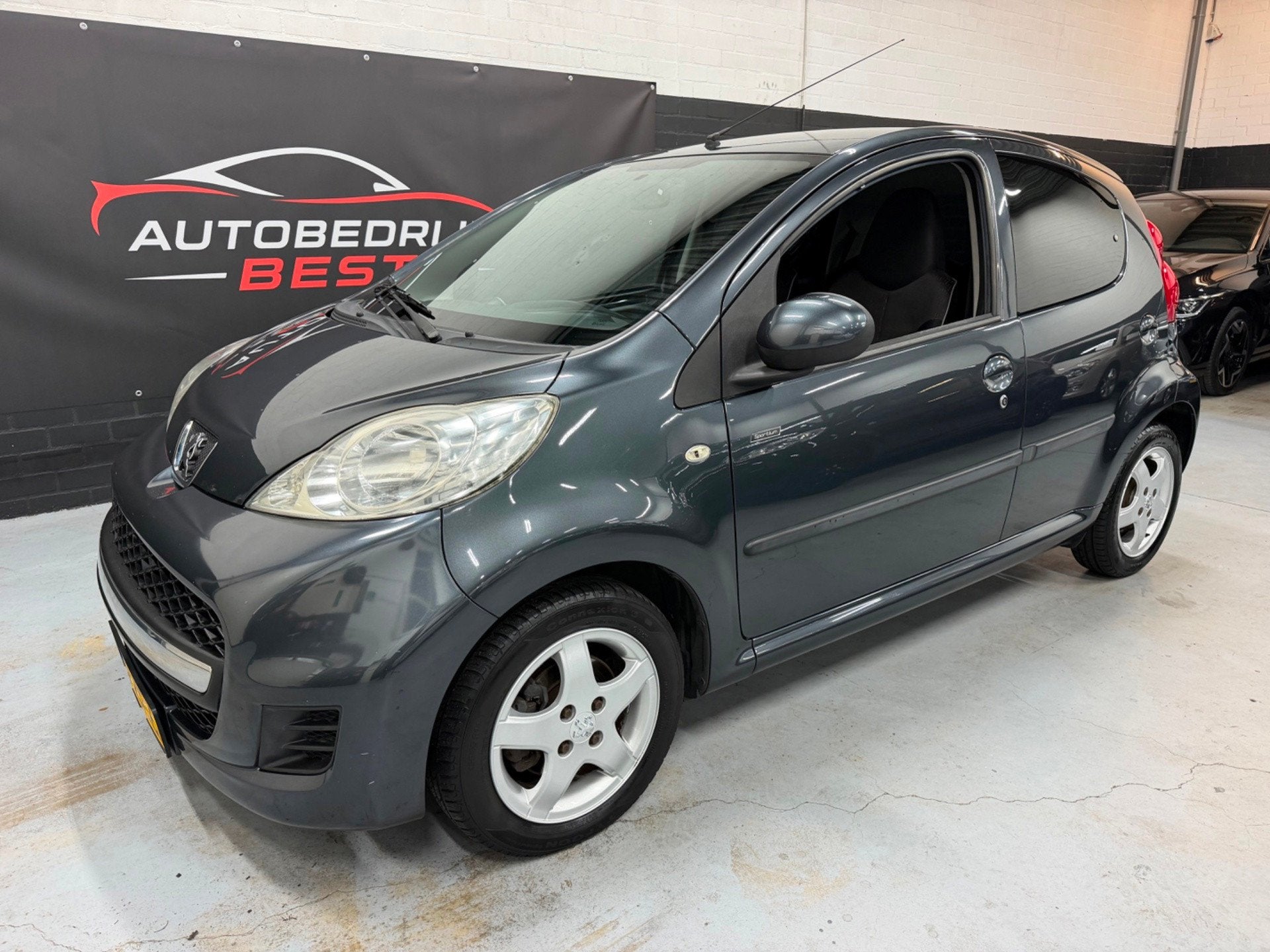 Peugeot 107 1.0-12V Sportium Nap/Airco/5Drs/APK 10-2027!, Auto's, Voorwielaandrijving, Euro 5, Stof, Gebruikt