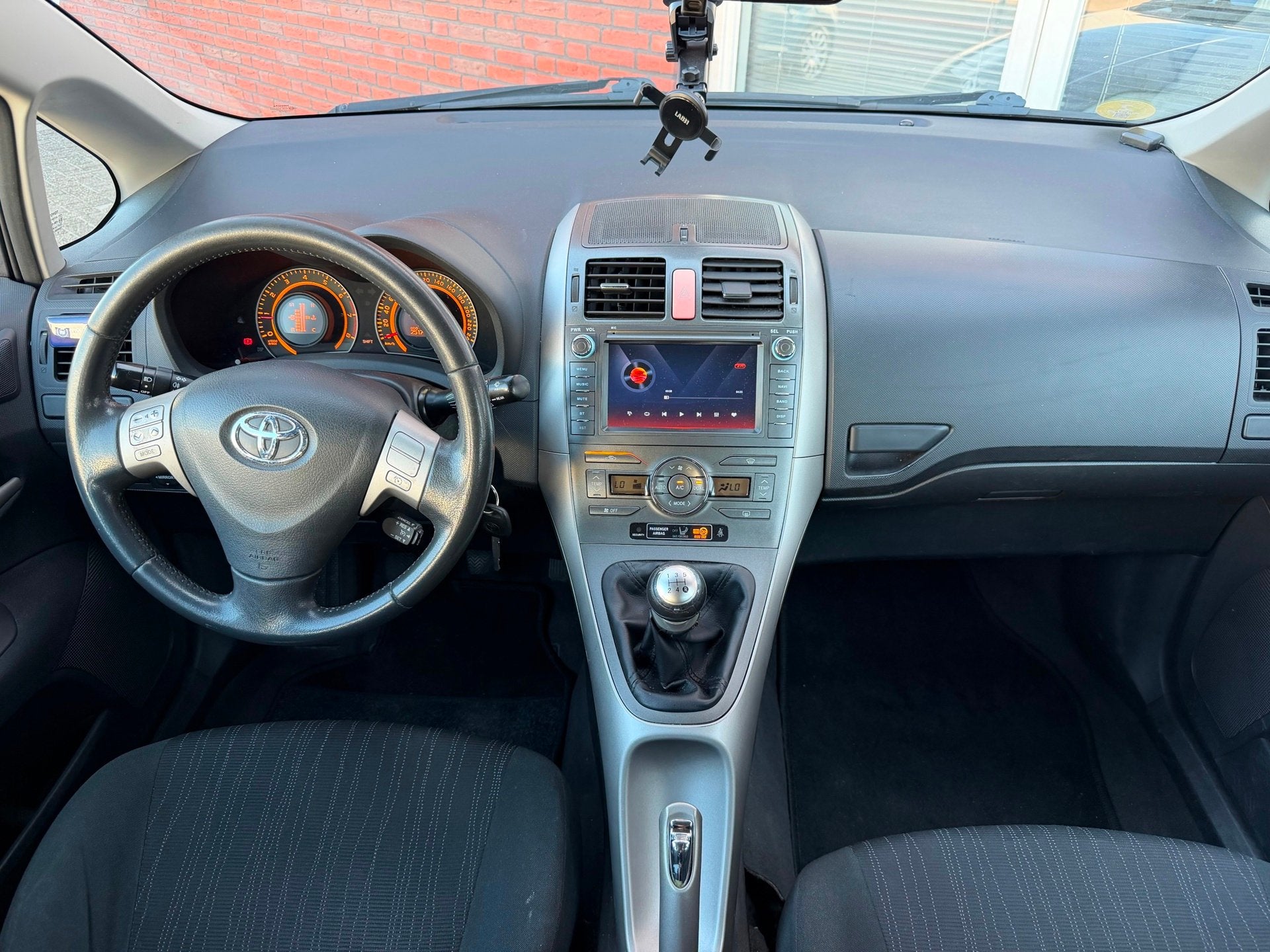 Toyota Auris 1.6-16V Sol / Navi / Clima / 5DRS / NAP, Voorwielaandrijving, Gebruikt, 4 cilinders, Met garantie (alle)
