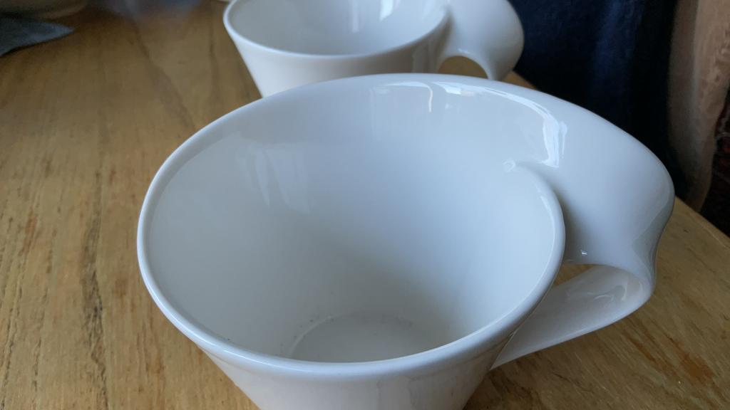 Villeroy & Boch 2 mokken new wave roomkleur, Gebruikt, Ophalen of Verzenden, Effen, Kop(pen) en/of Schotel(s)