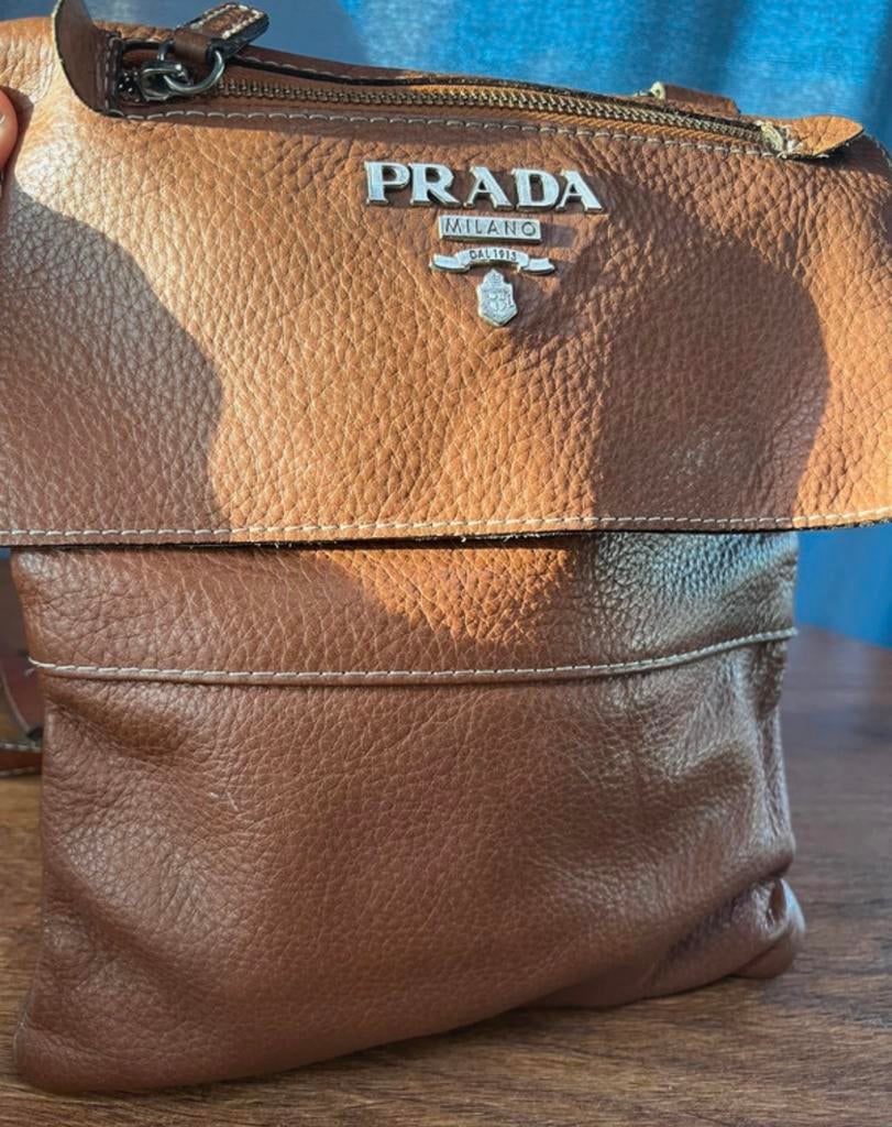 Prada Milano Triangle Logo Messenger Bag kleur: bruin, Sieraden, Tassen en Uiterlijk, Tassen | Schoudertassen, Overige merken
