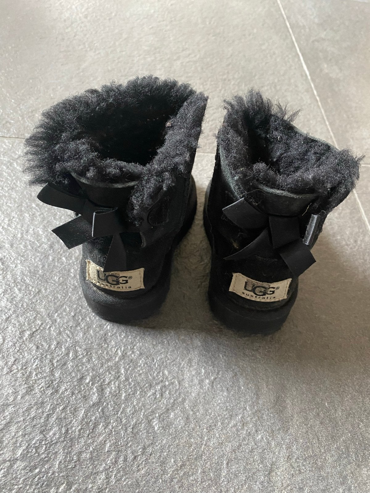 UGG Mini Bailey Bow laarzen - Zwart - Maat 24, Meisje, Ophalen of Verzenden, Laarzen, Zo goed als nieuw
