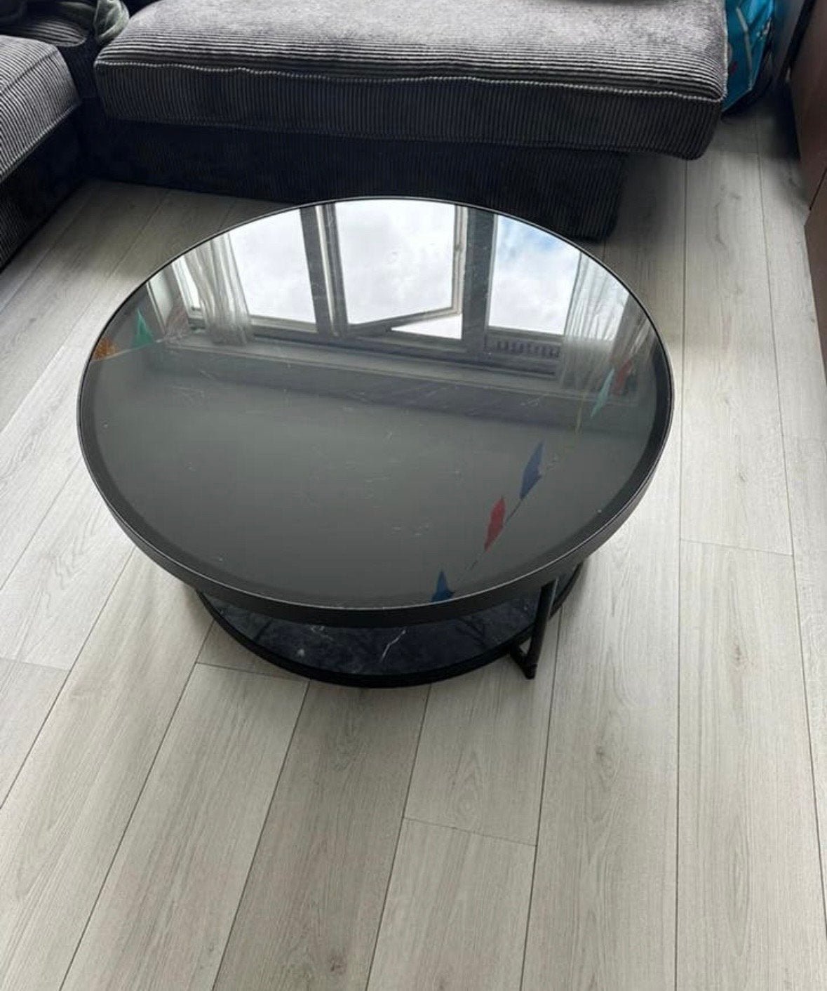 Moderne ronde salontafel met glazen blad, Huis en Inrichting, Tafels | Salontafels, Ophalen, Gebruikt, Rond, 50 tot 100 cm