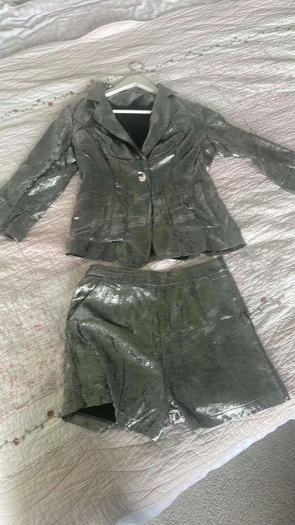 Getailleerd zilverkleurig jasje en korte broek, Ophalen, Zo goed als nieuw, Maat 34 (XS) of kleiner