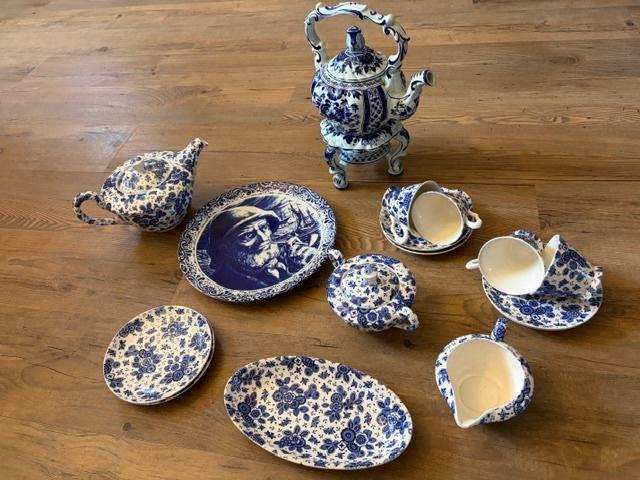 Servies in Delfts blauwe stijl, compleet en sierlijk, Huis en Inrichting, Ophalen, Overige typen, Zo goed als nieuw, Overige stijlen