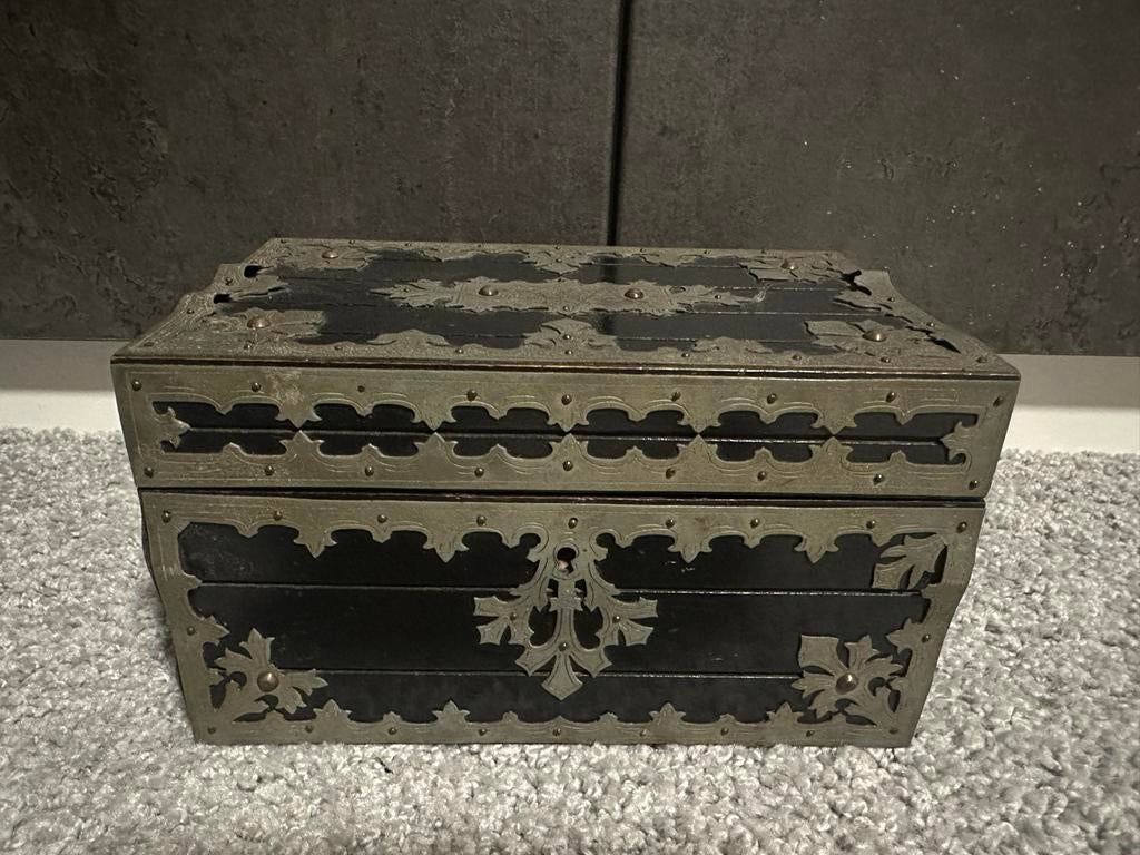 Antieke houten kist met metalen beslag - Decoratieve doos, Ophalen of Verzenden