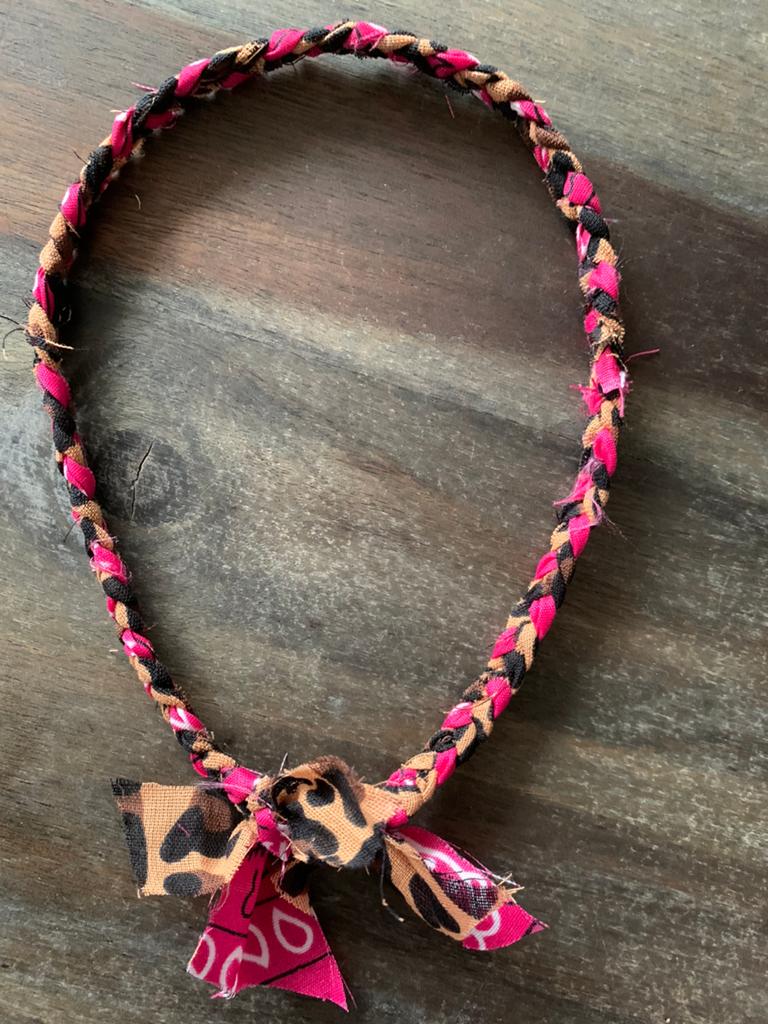 Korte bandana ketting panter/roze, Sieraden, Tassen en Uiterlijk, Ophalen of Verzenden, Roze, Overige materialen