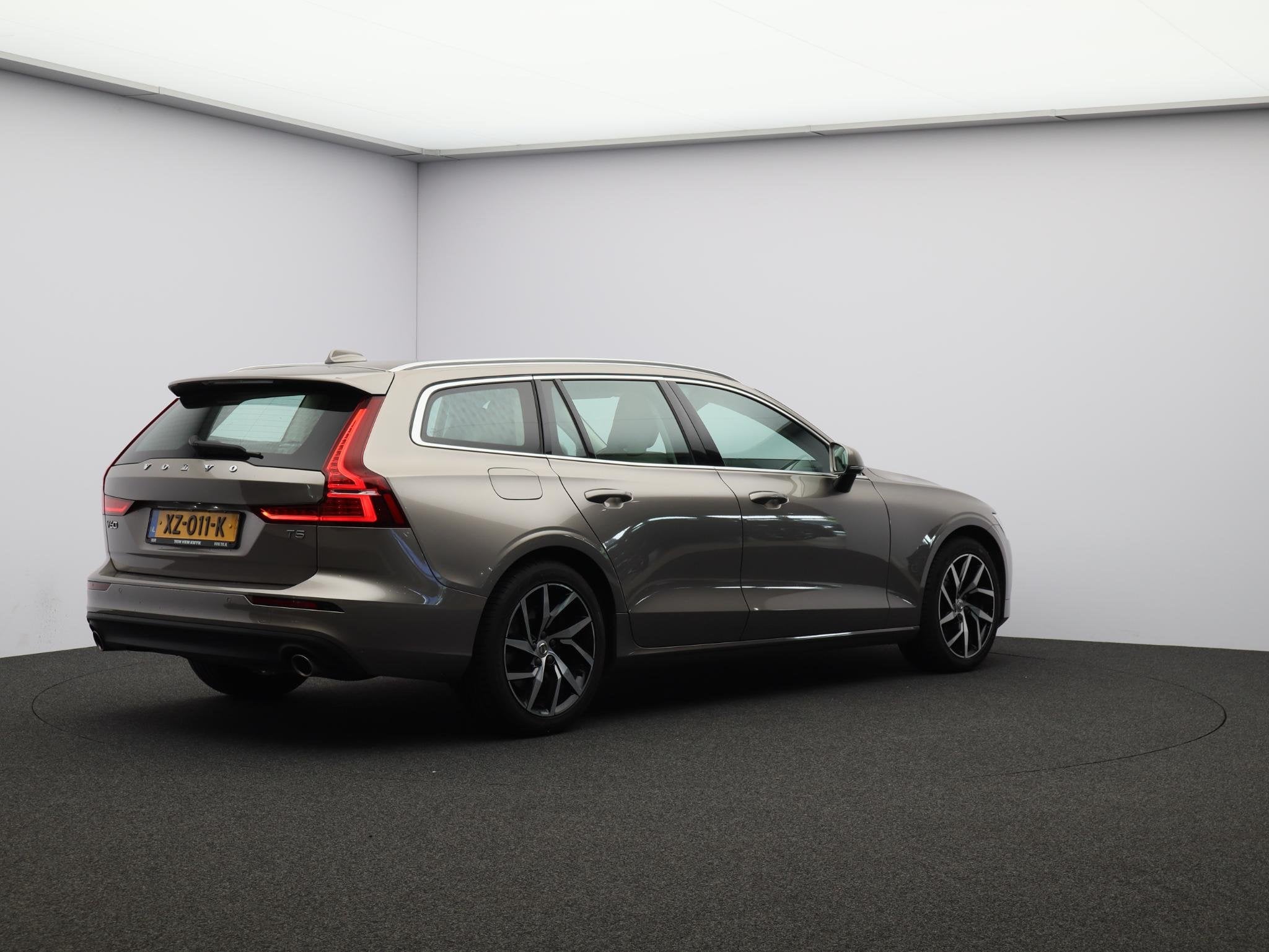 Volvo V60 2.0 T5 Momentum Pro / Adaptive Cruise / Pilot Assi, Auto's, 15 km/l, Euro 6, 4 cilinders, Leder en Stof