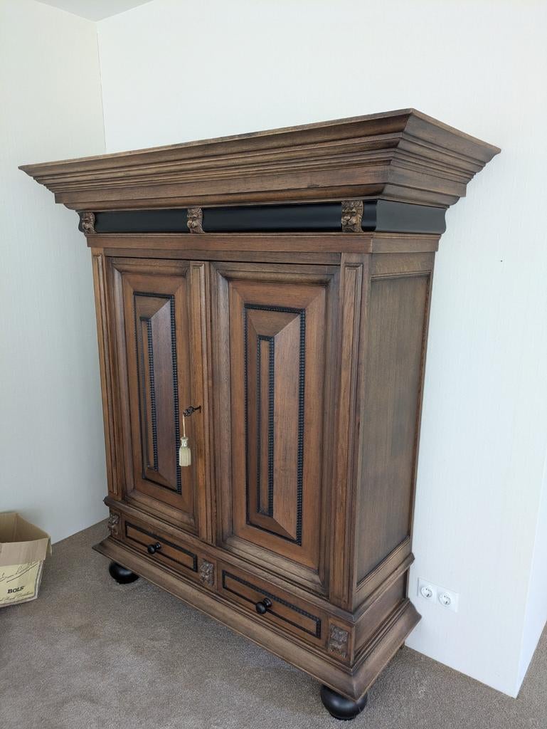 Antieke houten kussen kast met sierlijke details, Ophalen