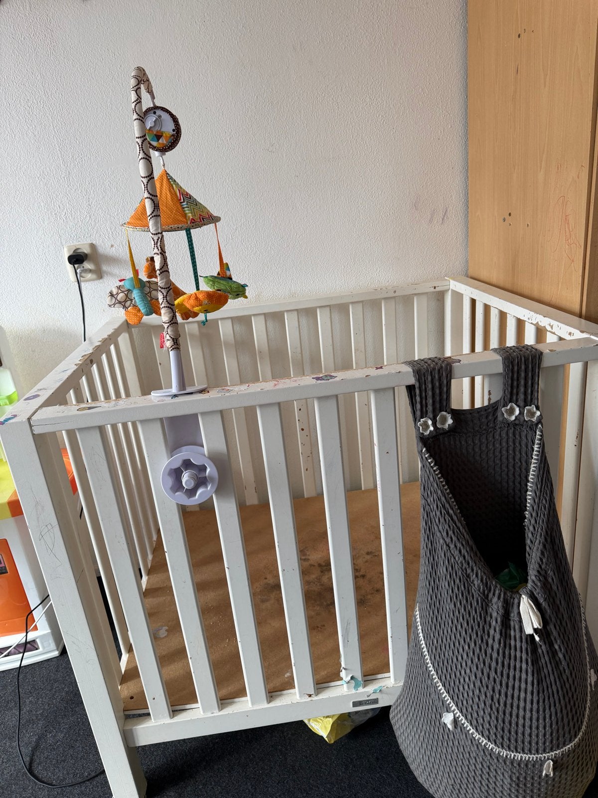 Witte houten baby box / ledikant met mobiel en opbergzak, Ophalen, Gebruikt, Rechthoekig