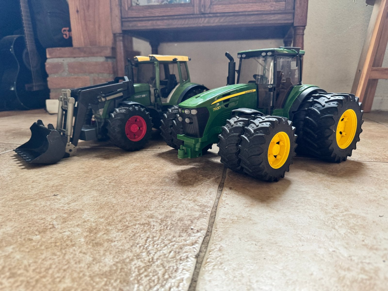 Set van 2 speelgoedtrekkers: John Deere en Fendt Vario, Ophalen, Gebruikt
