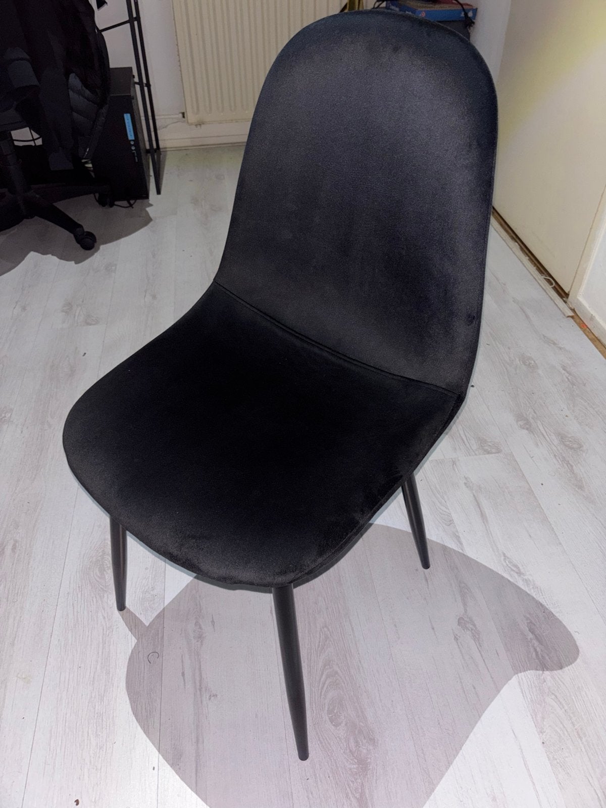 4 Zwarte fluwelen stoelen - Comfortabel en stijlvol, Huis en Inrichting, Stoelen, Ophalen, Zwart, Zo goed als nieuw, Eén