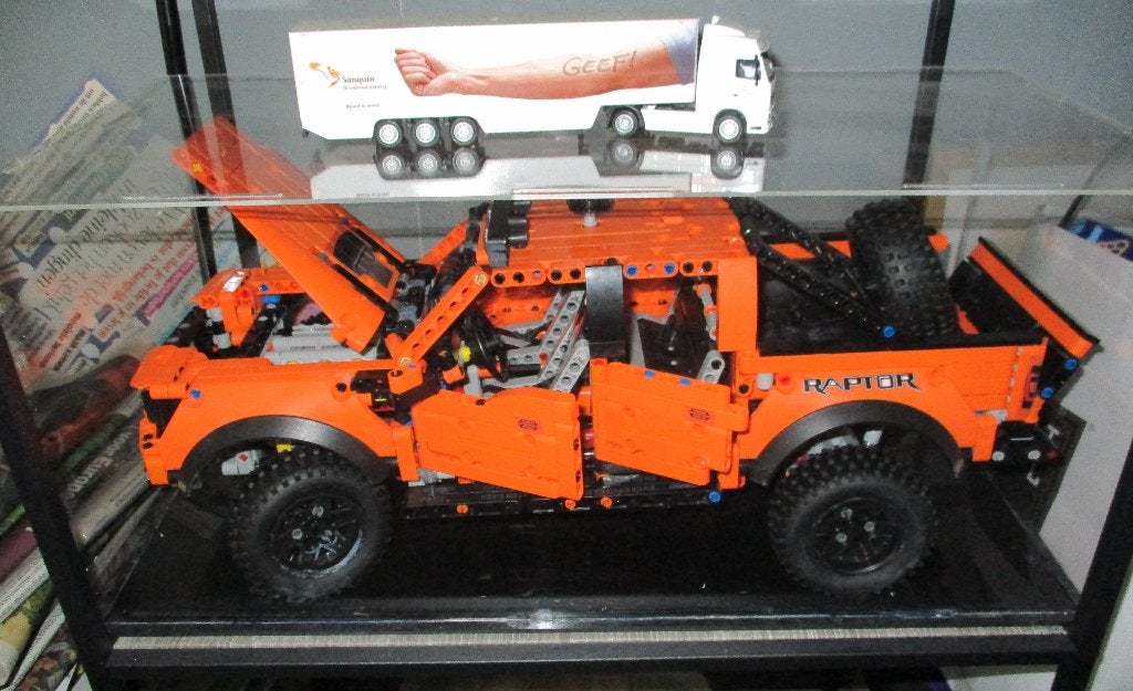 Ford F150 Reptor   in mooie vitrine  (technis lego), Lego, Compleet, Ophalen of Verzenden, Zo goed als nieuw