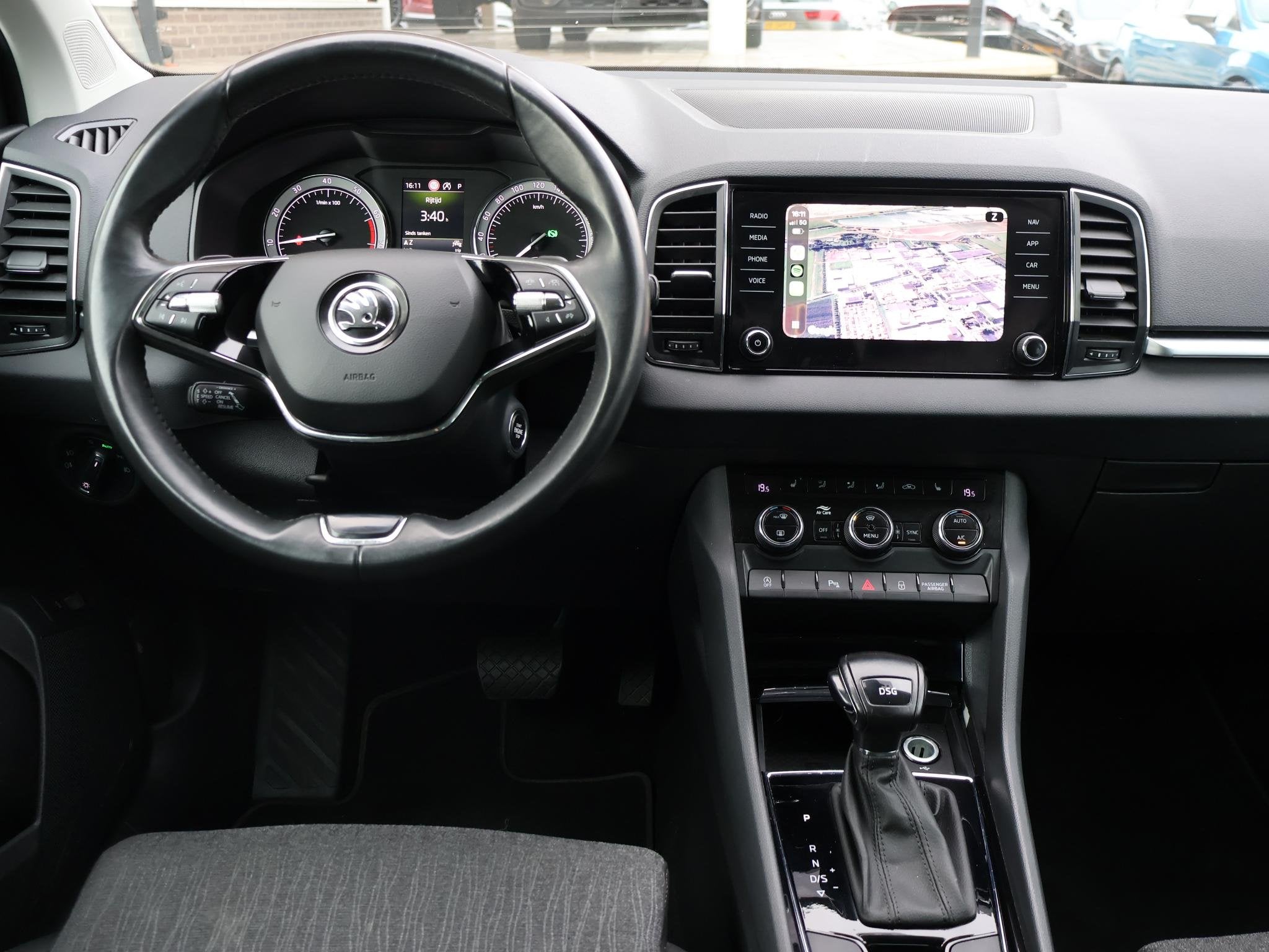 Skoda Karoq 1.5 TSI ACT 150 PK AUT. + WEGKL. TREKHAAK | CANT, Stof, 4 cilinders, Zwart, 19 km/l