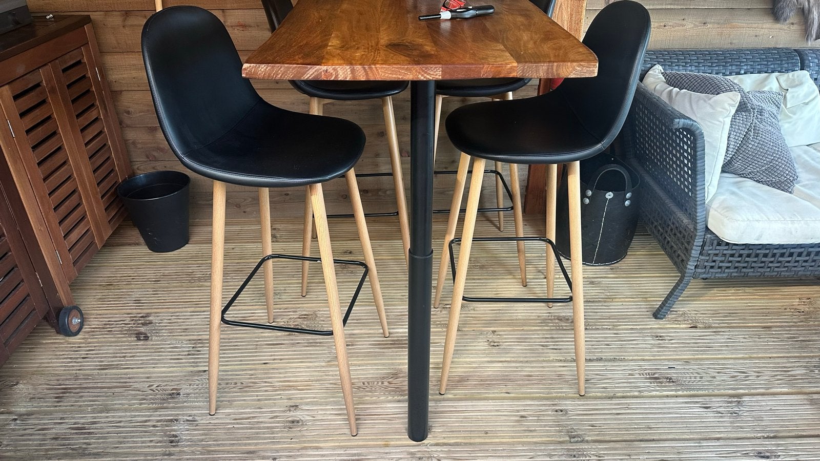 4 nieuwe zwarte barkrukken, Ophalen, Kunststof, Met voetsteun, 60 tot 90 cm