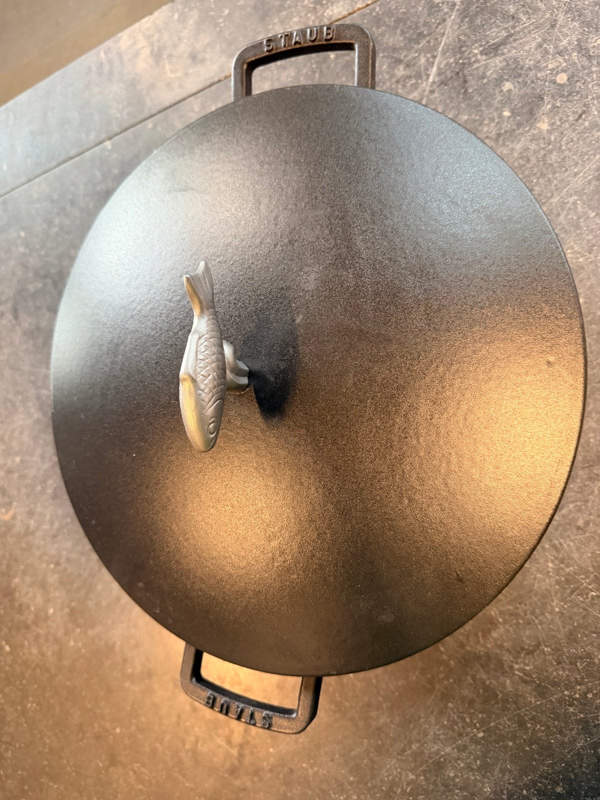 STAUB Gietijzeren Cocotte/Braadpan met Vis Dekselknop, Met deksel, Ophalen of Verzenden, Zo goed als nieuw, Overige merken