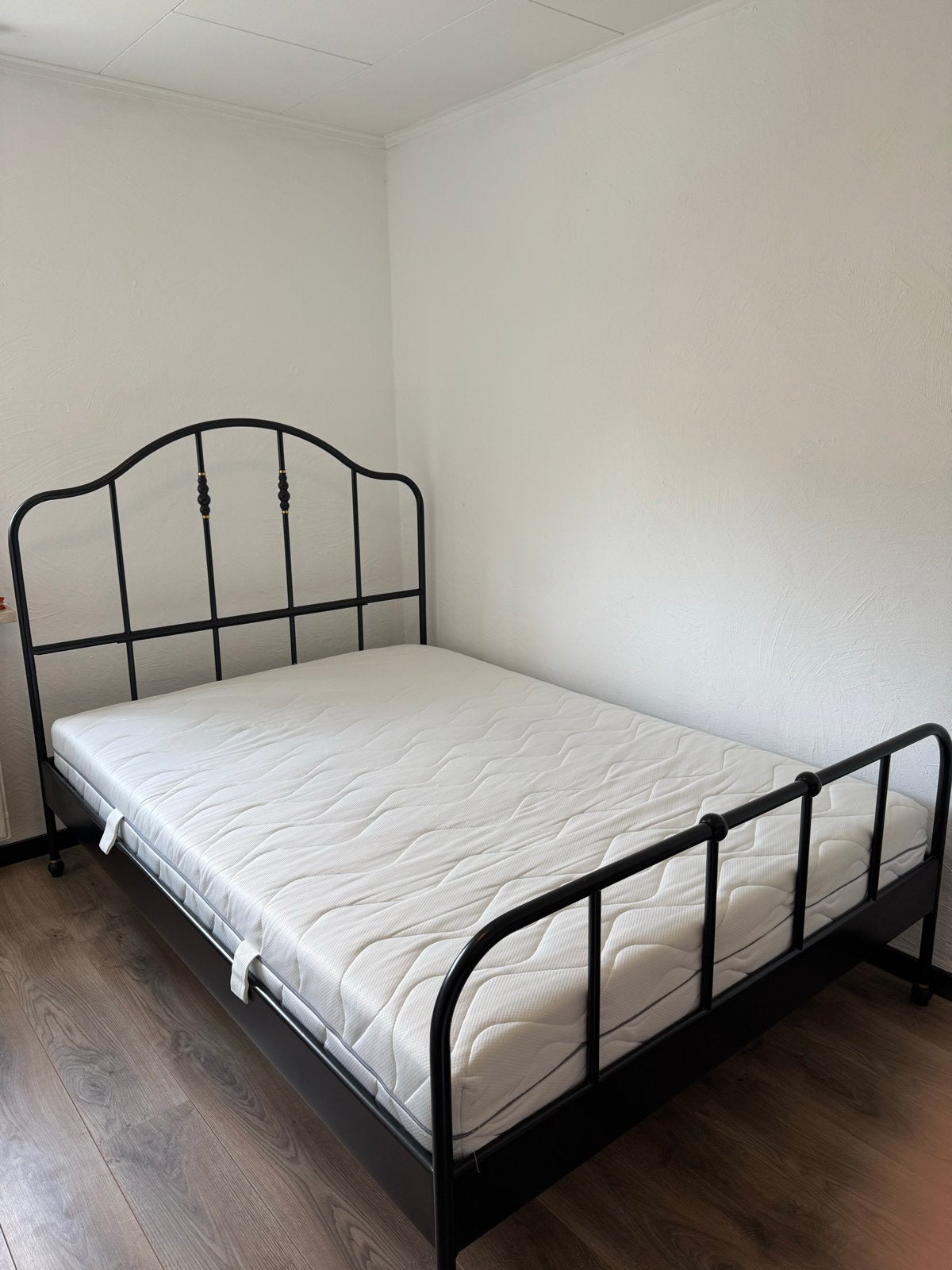 IKEA SAGSTUA Bedframe Zwart140x200incl lattebodem en matras, Ophalen, Zwart, Tweepersoons, 140 cm