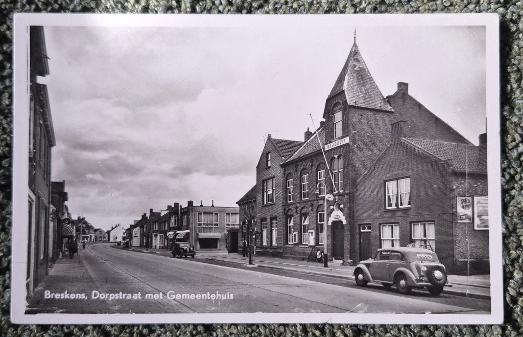 Breskens, Dorpsstraat met Gemeentehuis, Ophalen of Verzenden, 1960 tot 1980, Ongelopen, Zeeland