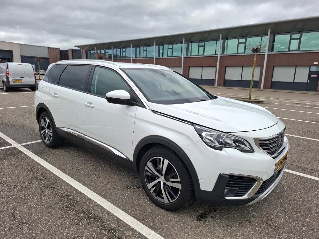 Peugeot 5008 Automaat 2020 | 7-zits | 108.000 km, Zwart, 1199 cc, 7 stoelen, Wit
