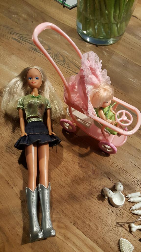 July tienerpop met wandelwagen en hondjes zgan, Ophalen of Verzenden, Zo goed als nieuw, Barbie