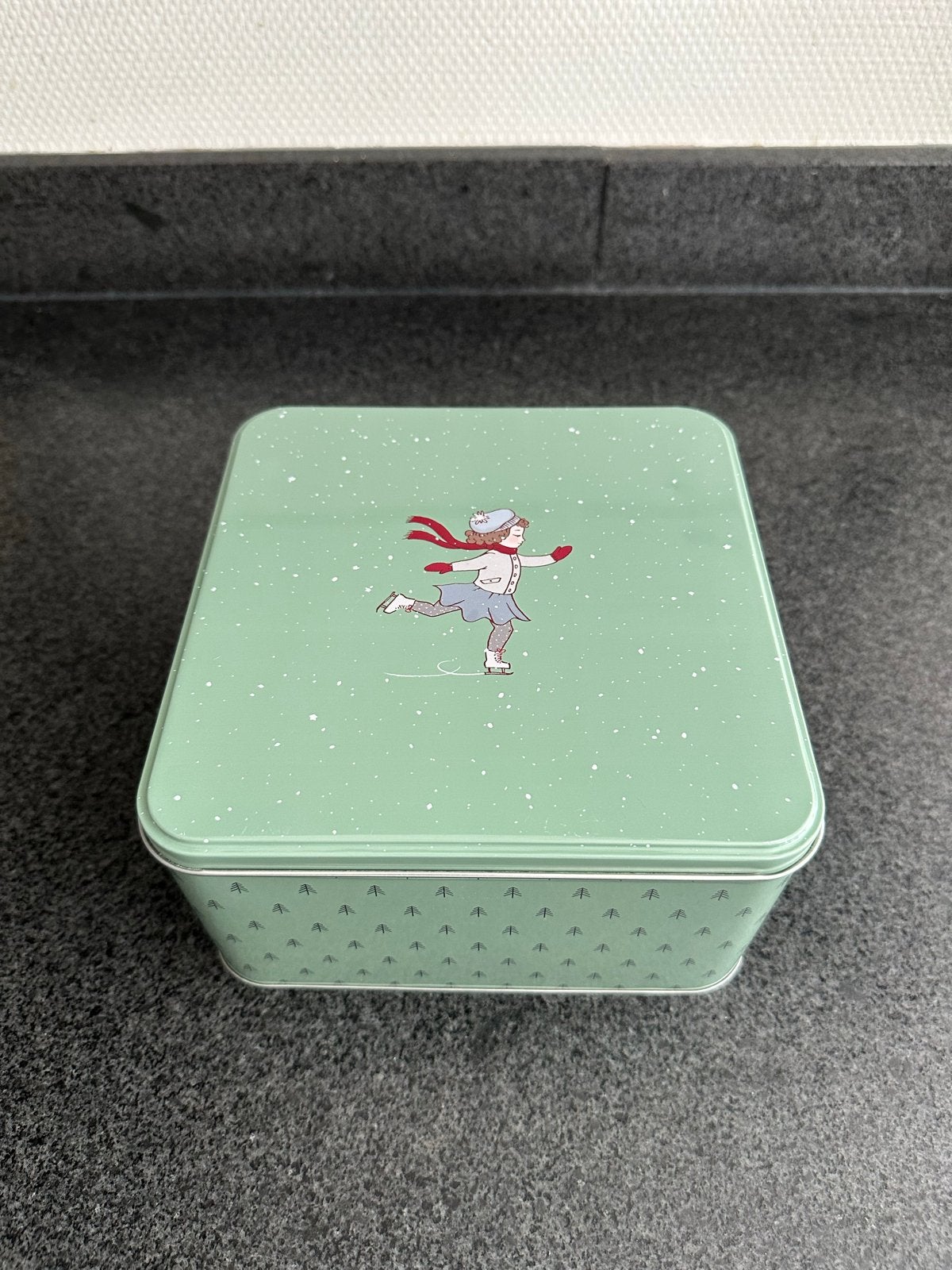 Nieuw Søstrene Grene koekblik schaatsmeisje, Minder dan 50 cm, Nieuw, Ophalen of Verzenden, Metaal