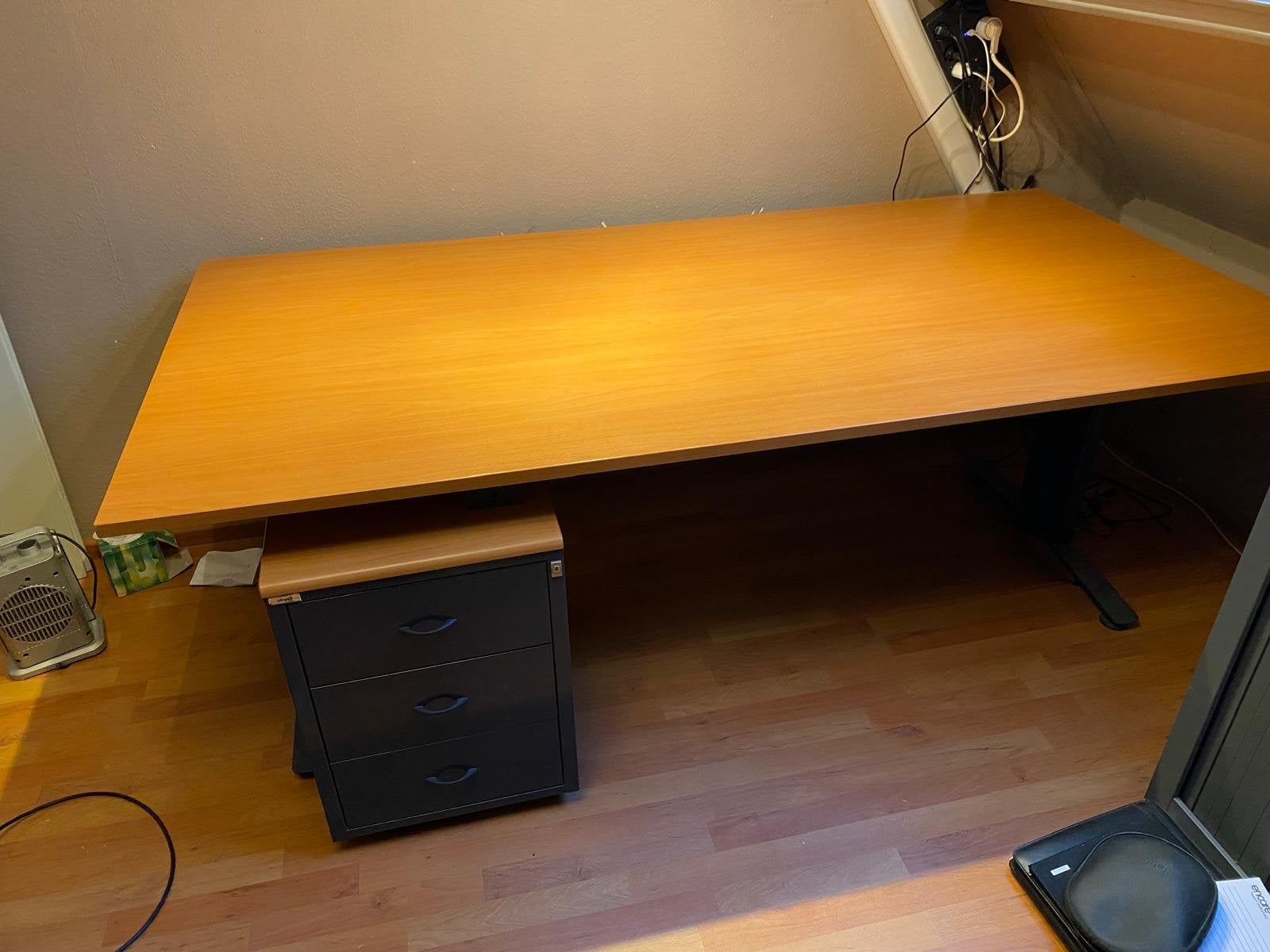Ruim bureau met ladeblok - ideaal voor thuiskantoor, Ophalen, Gebruikt, Bruin, Computerbureau