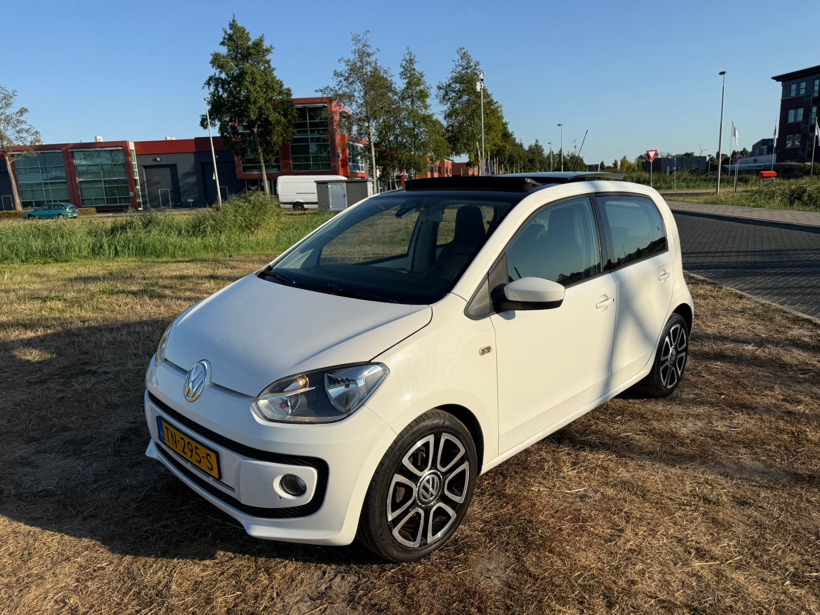Volkswagen up! 1.0 55KW  2013 5 drs Wit panoramadak, Voorwielaandrijving, Stof, 74 pk, 840 kg