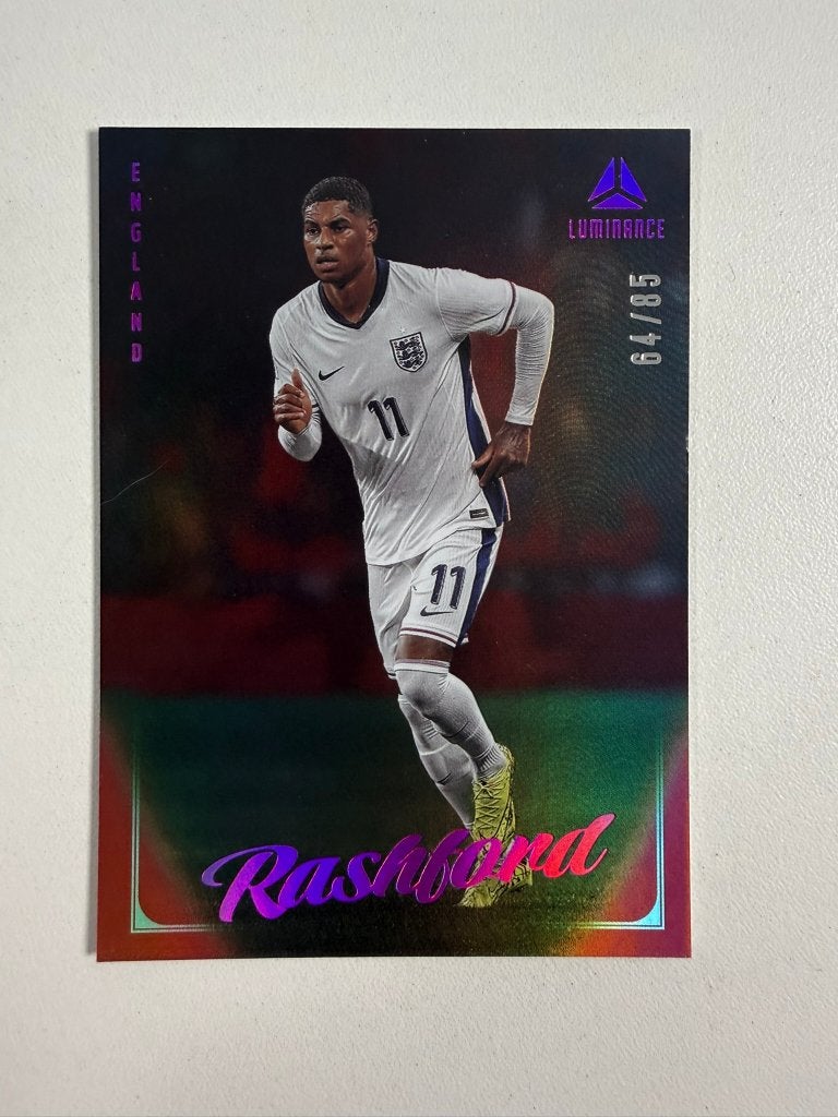 10 Marcus Rashford /85 Magenta Luminance England 2026, Ophalen of Verzenden, Nieuw, Buitenlandse clubs, Poster, Plaatje of Sticker