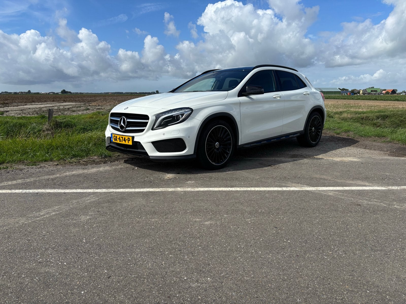 Mercedes-Benz GLA 180 Aut, AMG, panorama, camera, trekhaak, Auto's, Zwart, 4 cilinders, 715 kg, 1200 kg