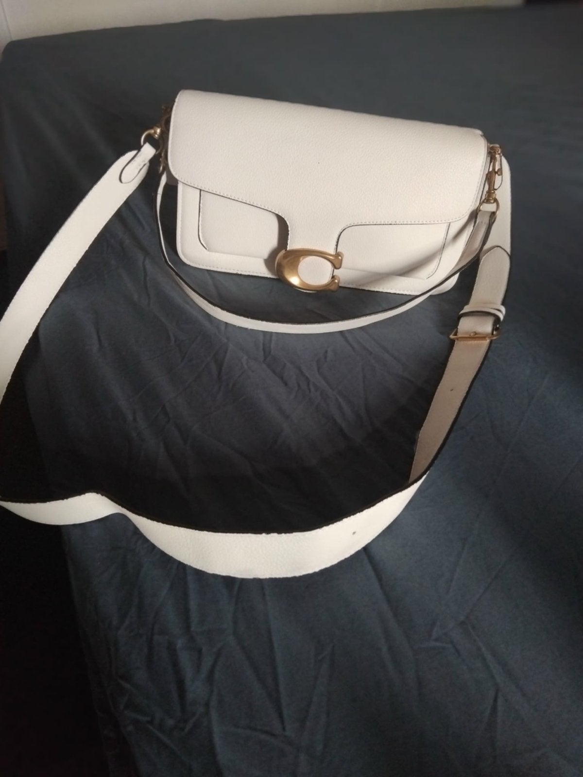 Stijlvolle Witte Schoudertas met Gouden Details, Sieraden, Tassen en Uiterlijk, Tassen | Damestassen, Ophalen, Zo goed als nieuw
