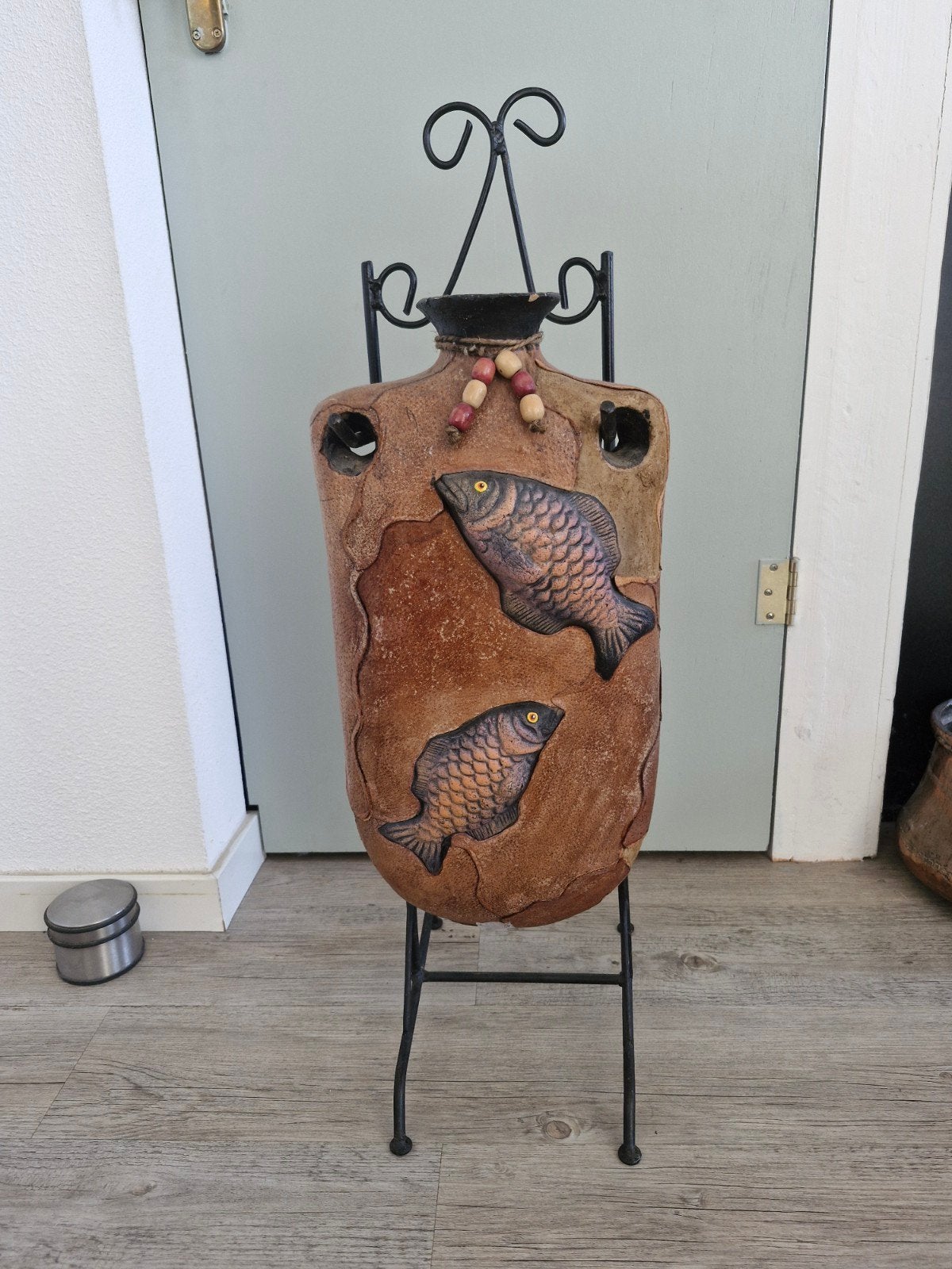 Oude Mexicaanse kruik met vissen afbeelding op standaard, Antiek en Kunst, Ophalen of Verzenden