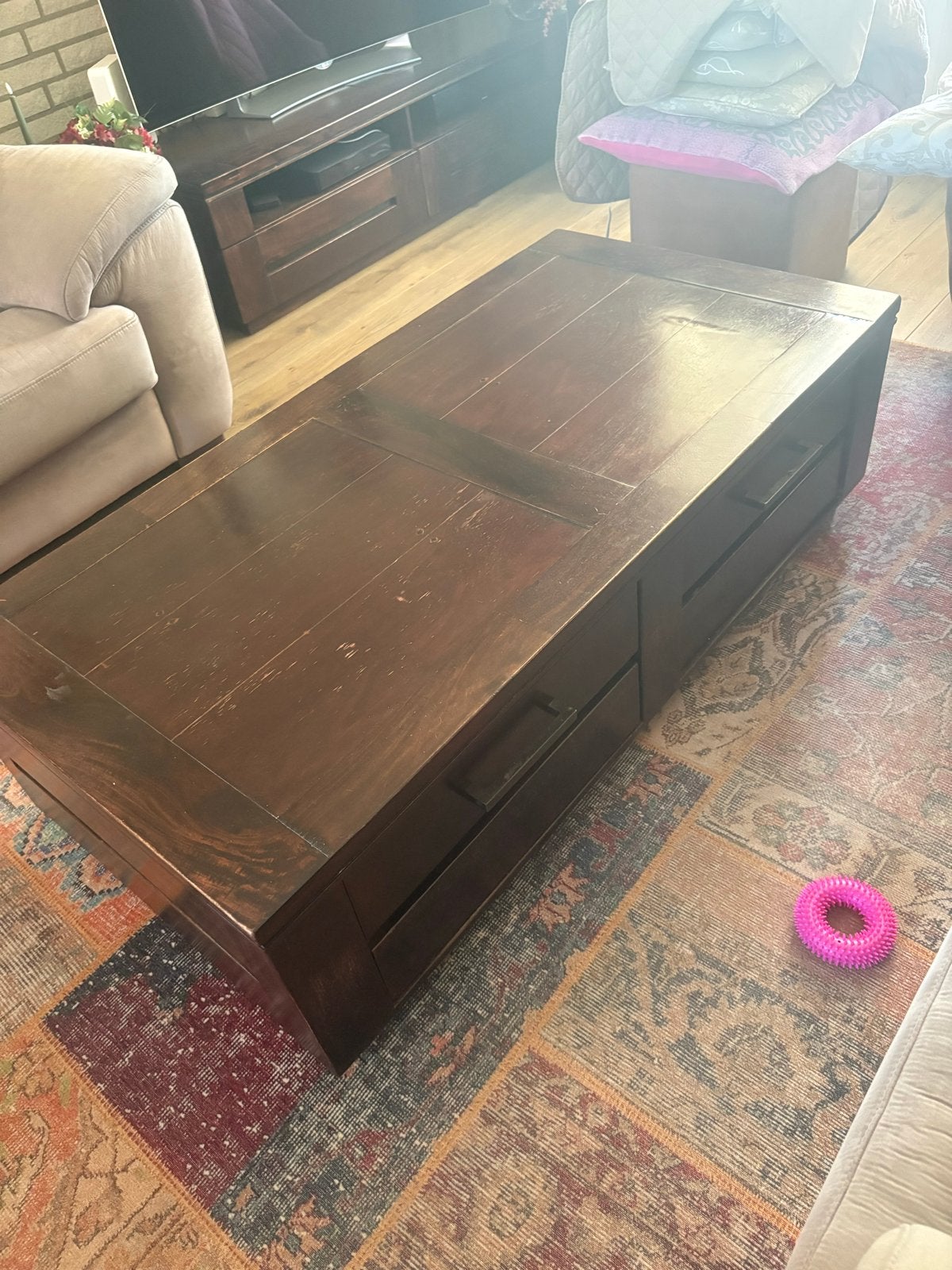 Robuuste houten salontafel met lades, Gebruikt, 100 tot 150 cm, Overige houtsoorten, 50 tot 100 cm