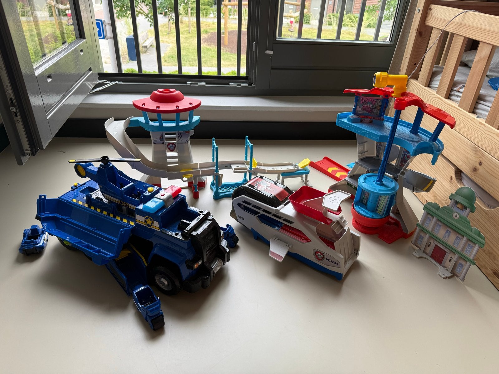 Paw Patrol speelset met voertuigen en uitkijktoren, Ophalen, Gebruikt, Jongen of Meisje