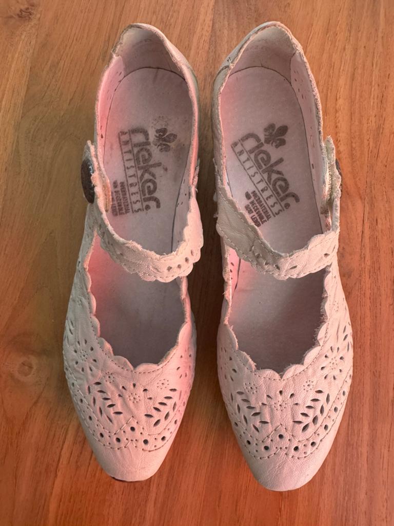 Rieker schoenen dames, Schoenen met lage hakken, Wit, Ophalen of Verzenden, Zo goed als nieuw