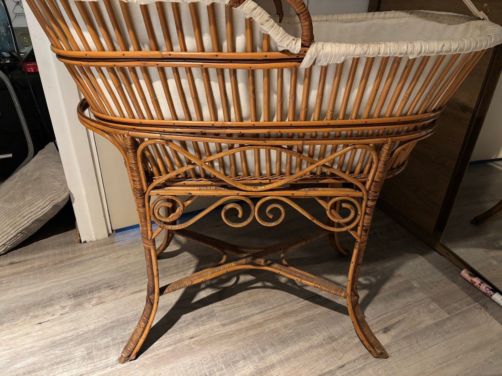 Vintage rotan wieg met onderstel ca 120 jaar oud, Antiek en Kunst, Ophalen of Verzenden