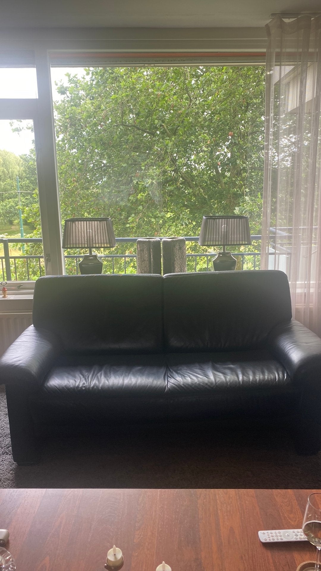 Zwart leren tweezit bank, Ophalen, Strak, Gebruikt, Minder dan 75 cm