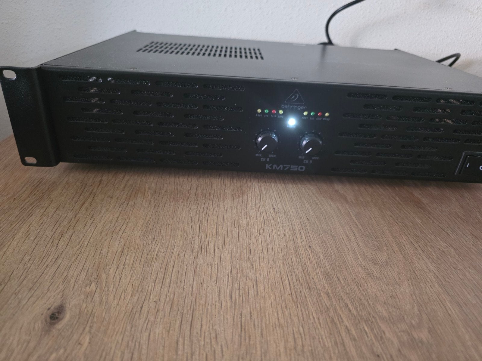 Behringer Europower KM750 Eindversterker, 120 watt of meer, Ophalen, Overige merken, Gebruikt