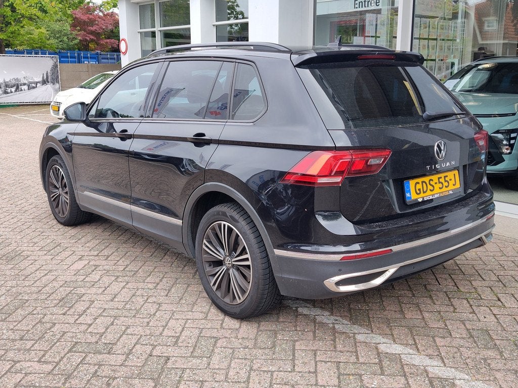 Volkswagen Tiguan 1.5 TSI ELEGANCE DSG Winterpakket | Adapti, Auto's, Volkswagen, 15 km/l, 4 cilinders, Zwart, Bedrijf