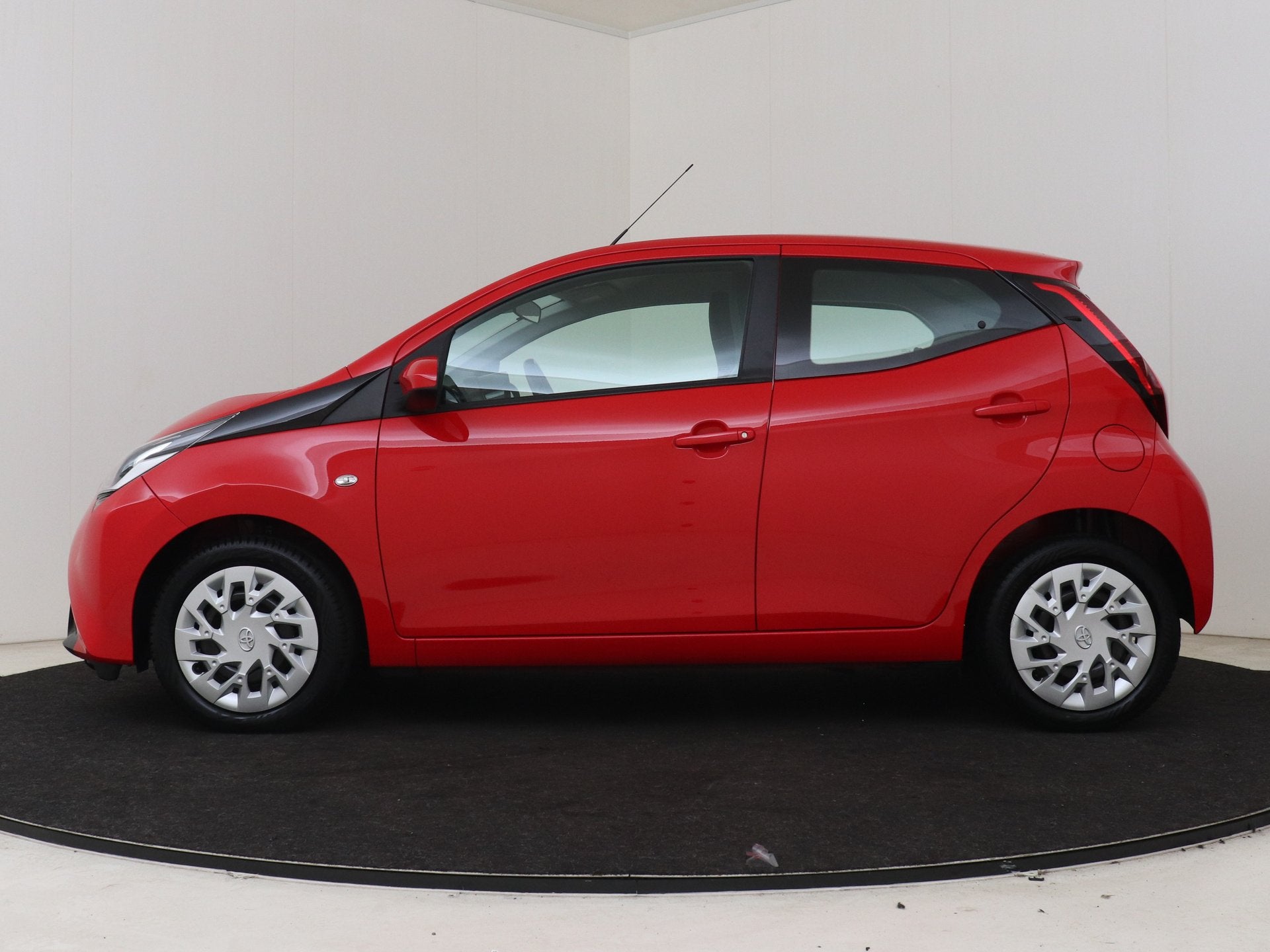 Toyota Aygo 1.0 VVT-i x-play | BTW voertuig | Dealer onderho, Stof, Gebruikt, 4 stoelen, Origineel Nederlands
