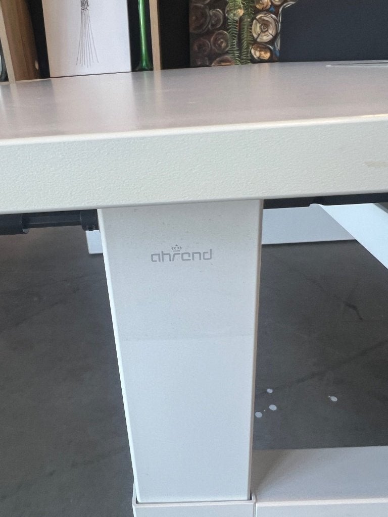 Foto 4 van Ahrend duo-bureau met slinger/kabelgoot 275€/st, 80st